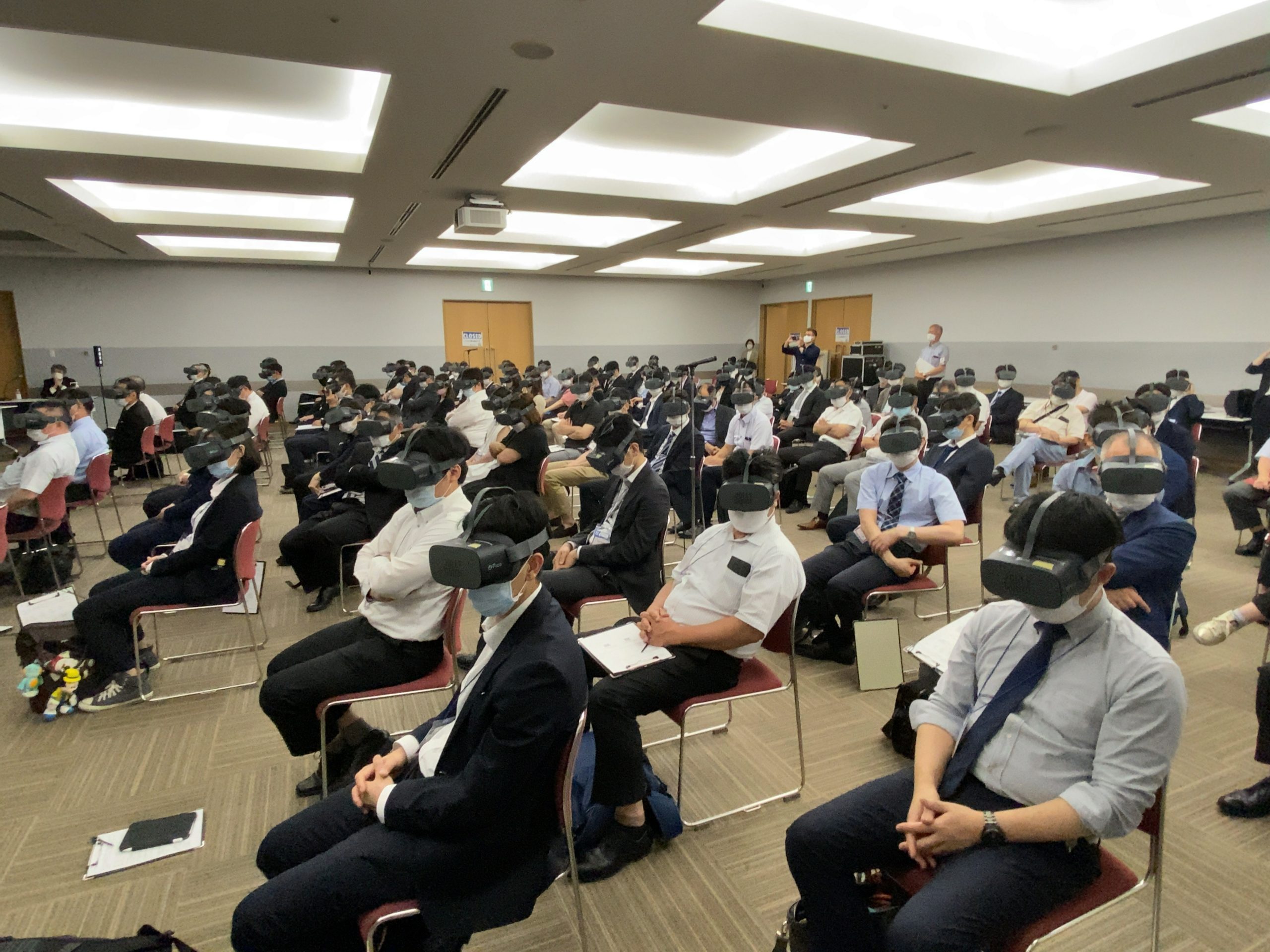 【イベントレポート】 医療業界初、VR講義が外科専門医認定の単位に！ 日本外傷学会にて100名の参加者に向け、3名の医師がVR映像を巧みに扱った講義を実施