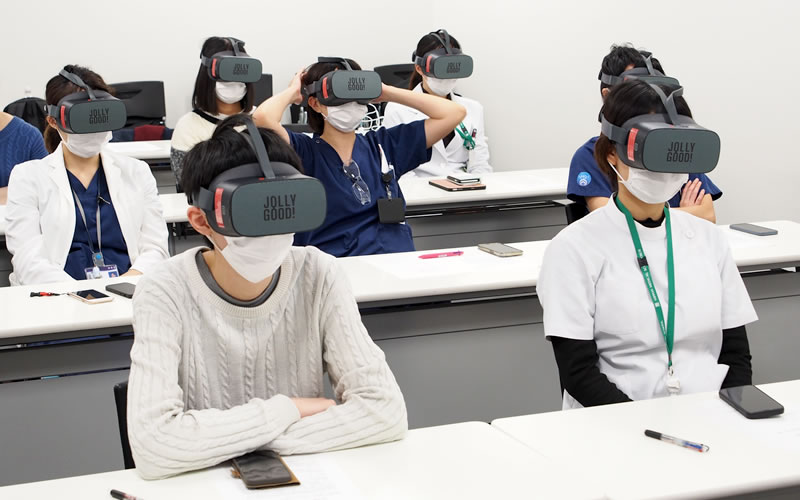 【実証レポート】VR動画教材を用いた遠隔教育プログラムと教育効果の検討 - 2D vs VRランダム化 比較試験を実施。全国5大学同時にオンライン模擬授業を開催！